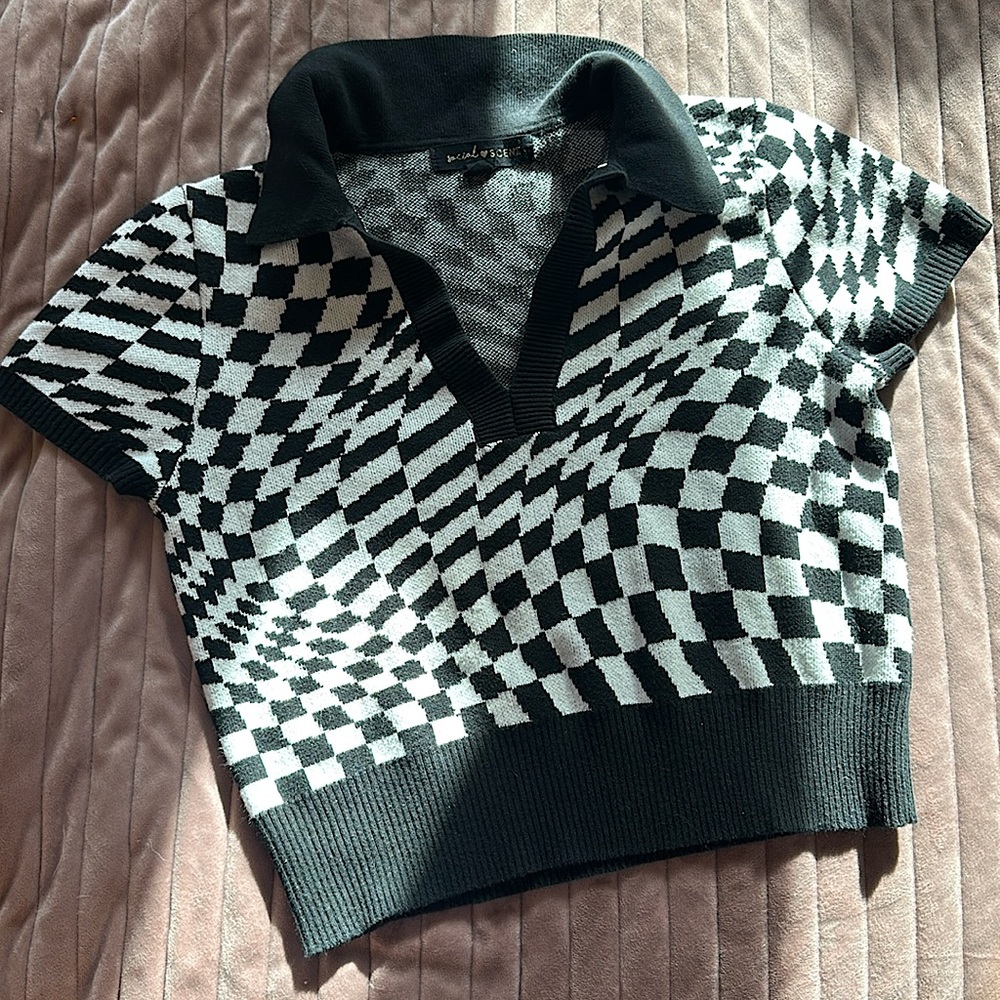 Black and white knit collared crop top by Social Scene
Size LARGE